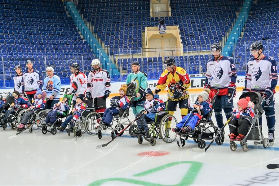 Мечетская команда «Ихлас» сыграла на одном льду с командой мастеров «Нефтехимика»
