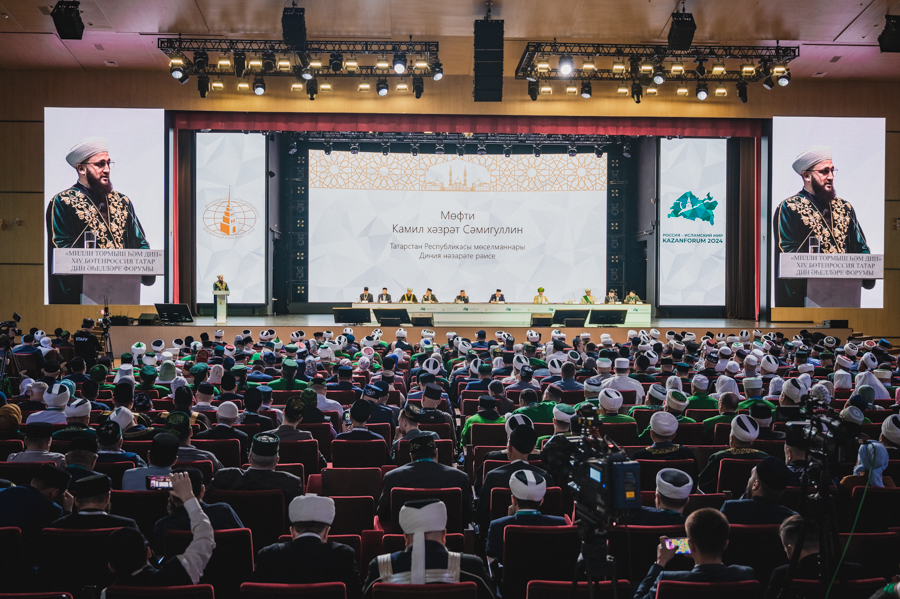 Муфтий призвал готовить курра-хафизов, специалистов по исламским финансам, хаттатов и пригласил к сотрудничеству с ИД «Хузур» татарских авторов