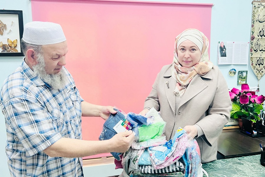 Отдел по работе с женщинами ДУМ РТ и Союз мусульманок РТ в честь мусульманских праздников раздает одежду   