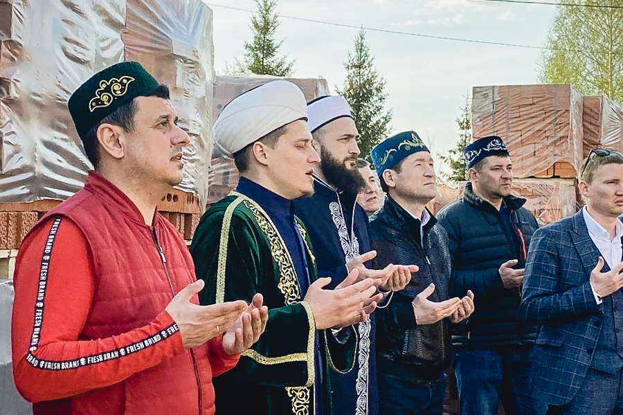 В Пестречинском районе на минарете новой центральной мечети установили полумесяц
