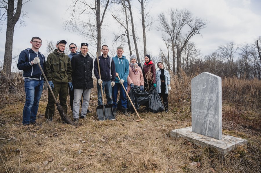 Волонтеры проекта «Чистая мечеть» ДУМ РТ провели субботник на татарском кладбище «Бишбалта»