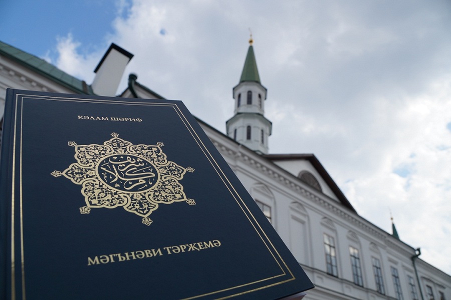 Муфтий подарил Президенту РТ сигнальный экземпляр татарского перевода смыслов Куръана ДУМ РТ