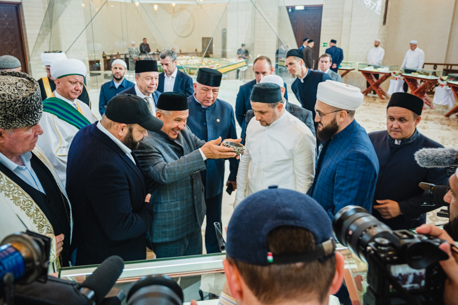 Участники и гости Изге Болгар жыены посетили экспозицию подлинных реликвий пророка Мухаммада ﷺ и его сподвижников