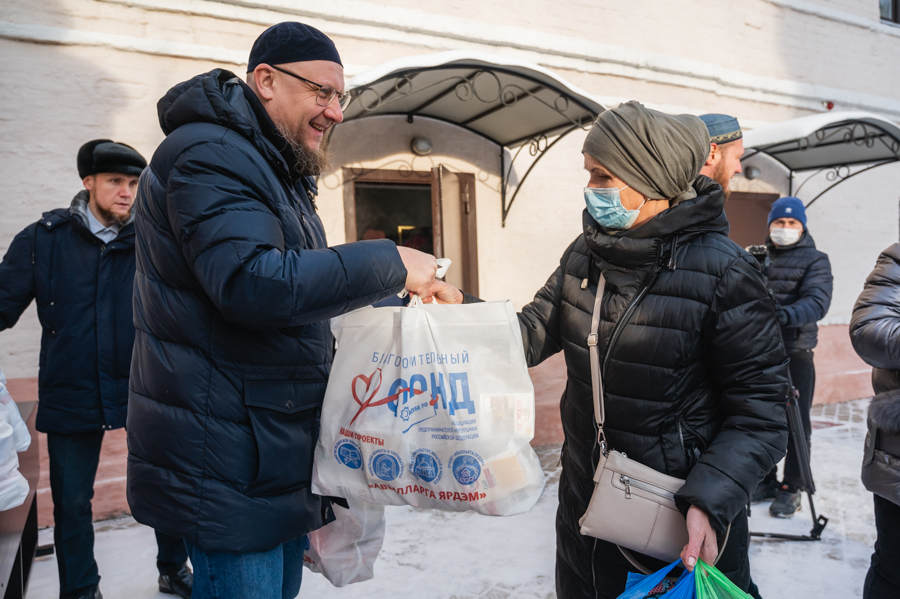 Свыше 100 казанских семей получили продуктовые наборы от благотворительного фонда АПМ РФ 