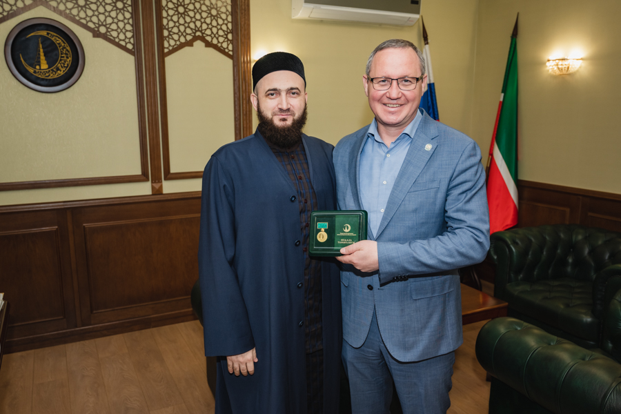 Муфтий наградил руководителя агентства «Татмедиа» медалью «Бердәмлек»