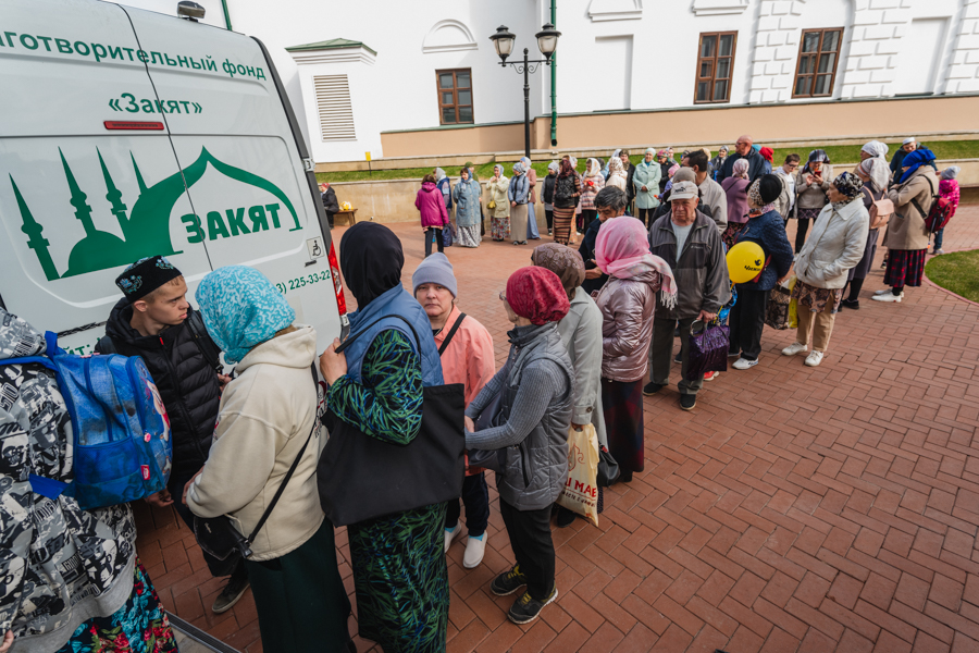 В последний день Рамадана фонд «Закят» обеспечил 100 малоимущих семей продовольствием