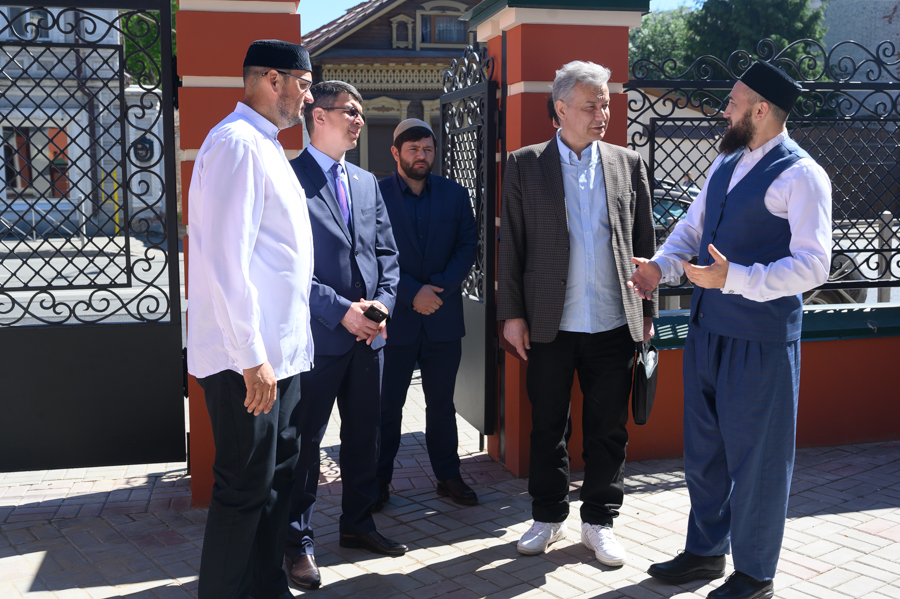 Муфтий показал представителю Администрации Президента РФ обновленное здание медресе "Мухаммадия"