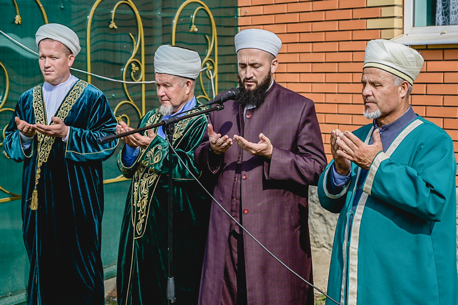 На минарет мечети села Аш-Бузи Кукморского района установили новый полумесяц
