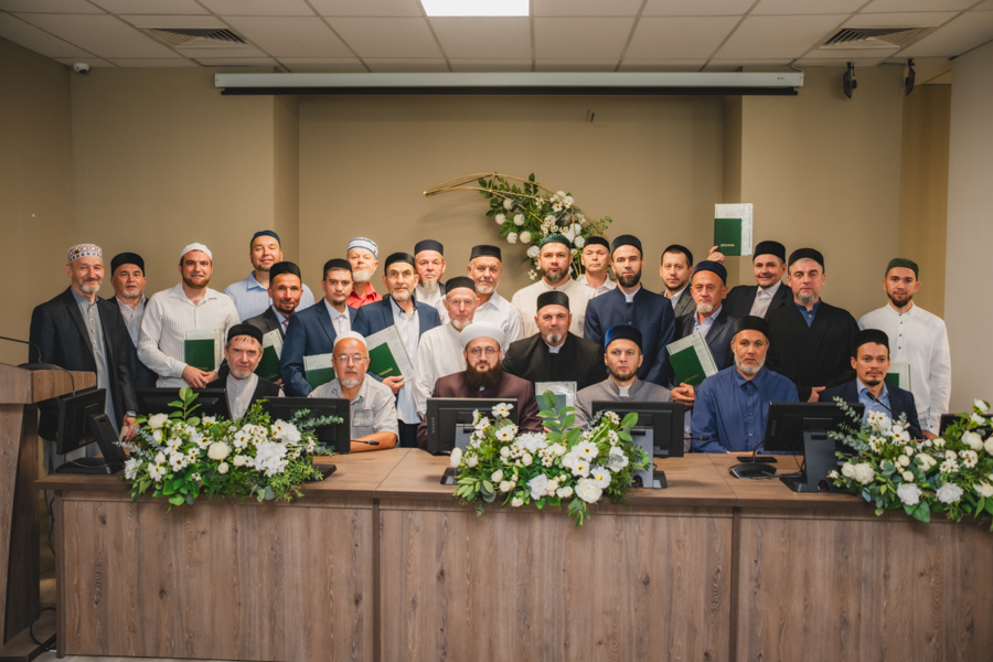 В «Мухаммадие» 51 шакирдам заочного отделения вручили дипломы