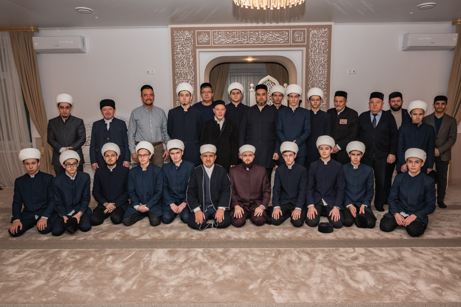 Муфтий встретился с шакирдами медресе имени 1000-летия принятия ислама