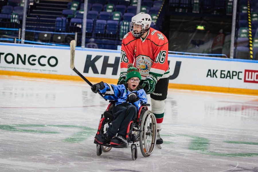 Муфтий Татарстана сыграл в благотворительный хоккей с «особенными» детьми