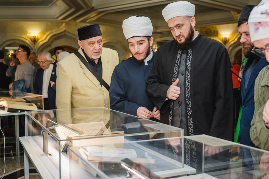 Муфтий пополнил выставку «Казанский Коран» изданиями из своей личной коллекции