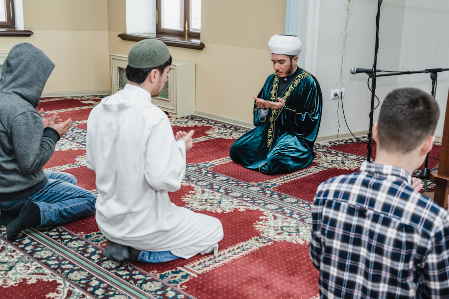 Сегодня в Галеевской мечети мусульмане помолились за мир и благополучие во всем мире 