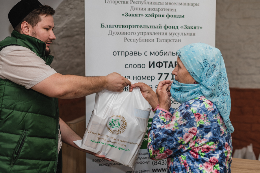Малоимущим казанским семьям передали продовольственную помощь