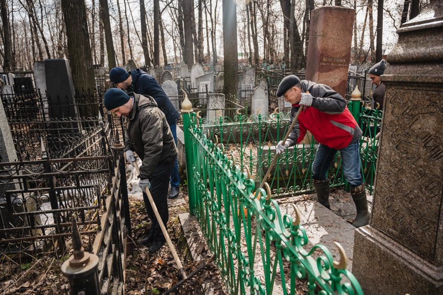 Сотрудники муфтията, имамы и шакирды провели субботник на Ново-Татарском кладбище Казани