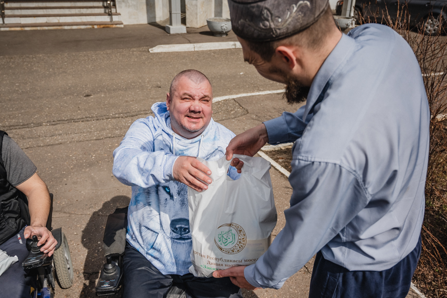 БФ "Закят” ДУМ РТ обеспечил продовольственными наборами инвалидов центра “Восхождение” 