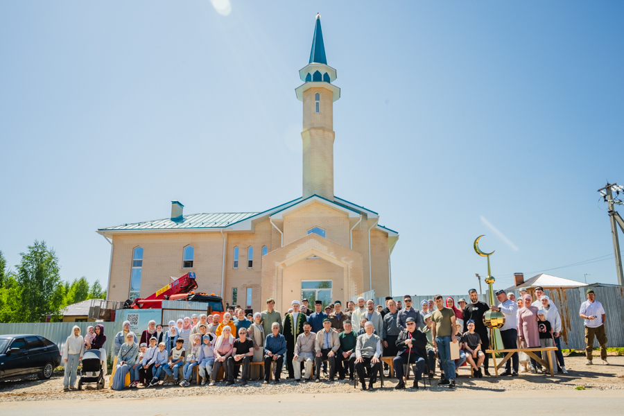 В Куюках на минарет мечети «Фатыйма» установили полумесяц. Поддержим ее строительство!