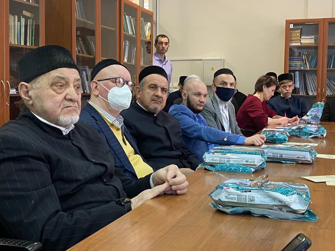 Хазраты в ИЯЛИ приняли участие в обсуждении проблем сохранения татарского богословского наследия