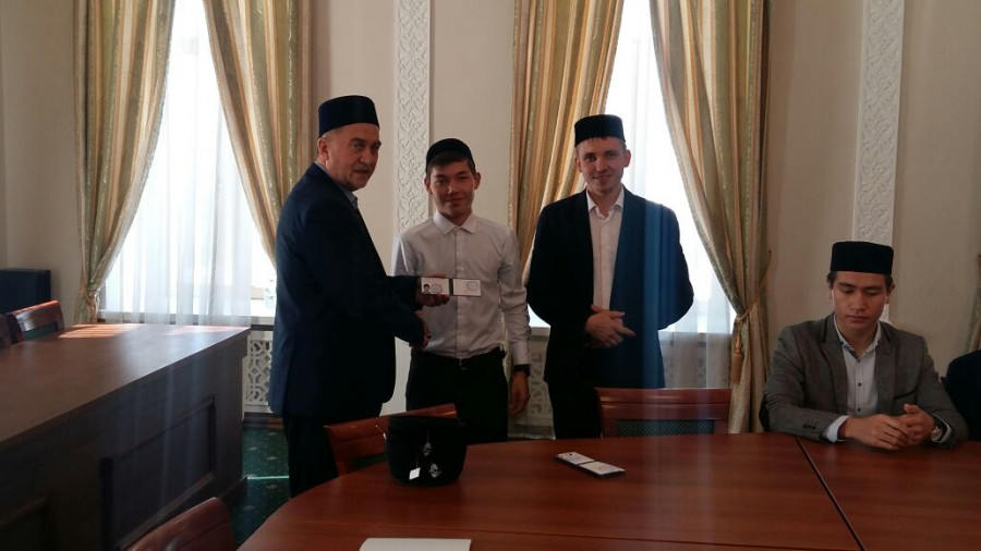 Первокурсникам Казанского исламского колледжа вручили студенческие билеты