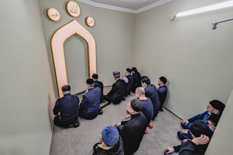 Намаз куйбышева. Мусульманская молельная комната. Молитвенная комната мусульман. Мусульманский молельный дом. Молебная комната у мусульман.