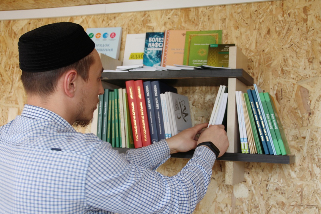 ИД «Хузур» ДУМ РТ передал книги в казанский приют для бездомных