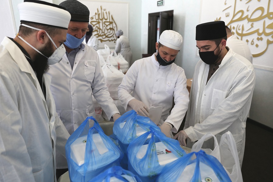 Муфтий Татарстана посетил мечеть «Ярдәм» и встретился с волонтерами проекта «Дорога жизни»