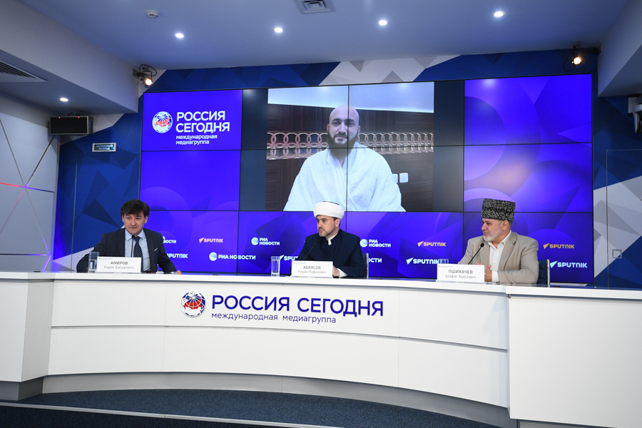 Муфтий на видеомосте "Москва-Мекка”: "Молимся за благосостояние России и процветание ислама"