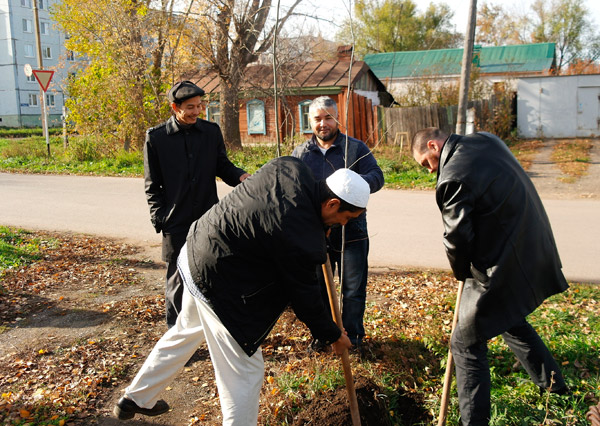 Мусульмане Бугульмы приняли участие в озеленении города