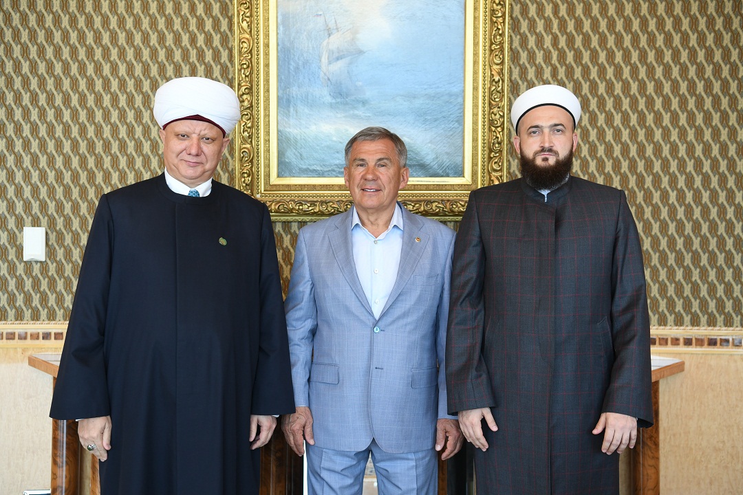 Президент Татарстана встретился с главами ДСМР и ДУМ РТ
