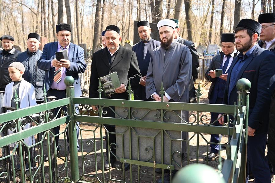 На новотатарском кладбище при участии муфтия прошел День памяти наставников