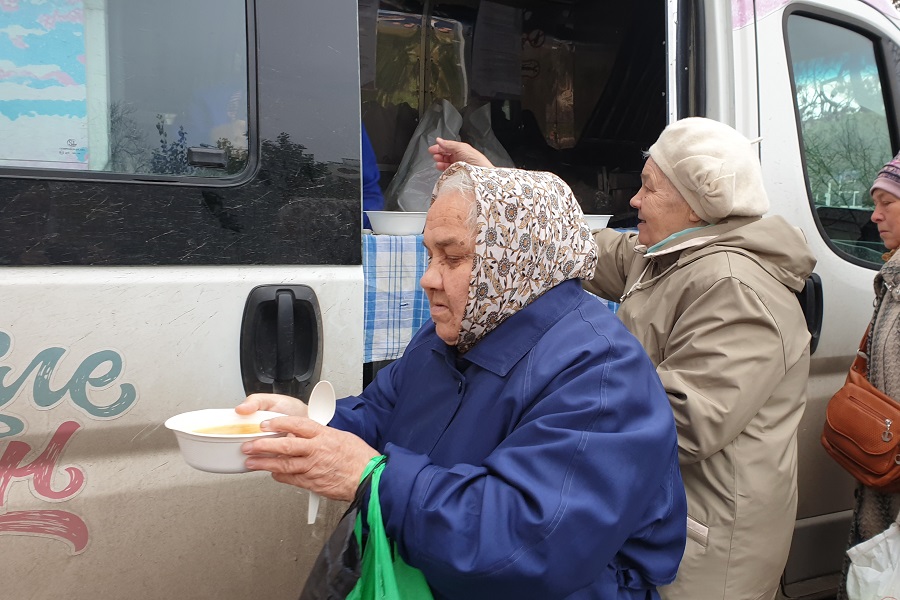 БФ «Закят» продолжает раздавать в Казани благотворительные обеды