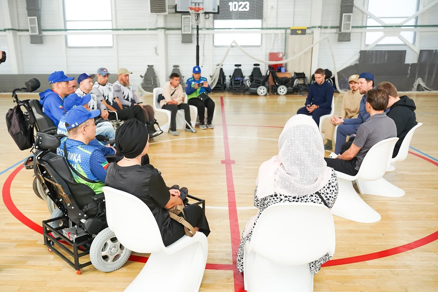 В инклюзивном спортивном комплексе «Дан» прошла встреча руководства ОБФ «Ярдам-Помощь» и спортсменов с ОВЗ