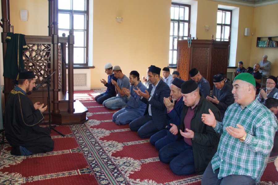 В Галеевской мечети совершили молитву за жертв трагедии в Керчи