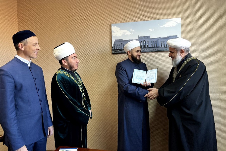 Муфтию Камилю хазрату Самигуллину вручили диплом доктора исламских наук на заседании Совета учредителей БИА 