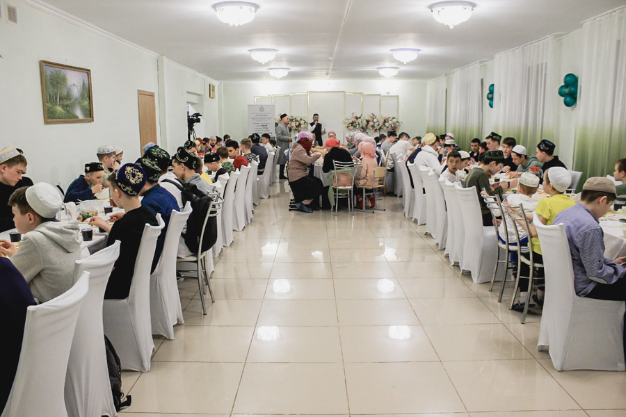 БФ "Закят" ДУМ РТ организовал в Нурлате благотворительный ифтар для мальчиков