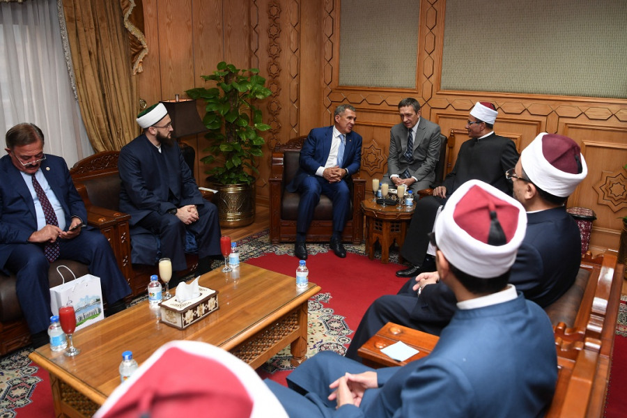 В Аль-Азхаре Президент РТ подарил Куръан, изданный муфтиятом республики