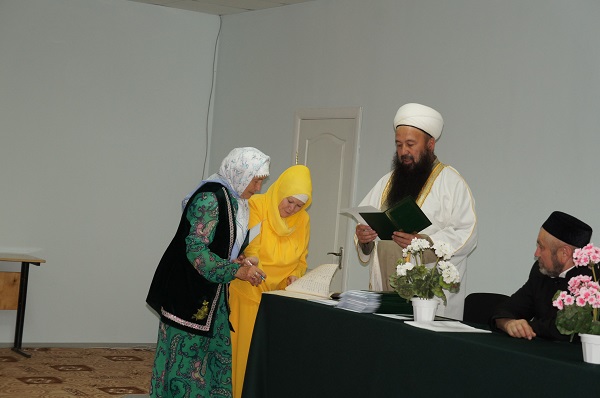 В медресе «Ак мечеть» вручили дипломы выпускницам