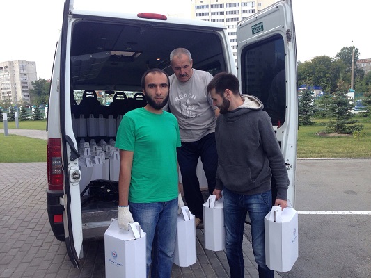 В преддверии Ураза-байрам мусульманские волонтёры организовали раздачу подарков нуждающимся