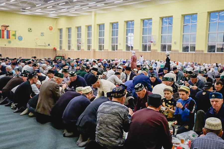 Когда ифтар сегодня в москве. Ифтар в мечети. Праздничный намаз Рамадан. С праздником Рамазан. Байрам намаз.