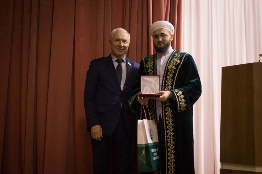 Татарстан мөфтиенә «Татар милләтенә күрсәткән олы хезмәтләр өчен» медале тапшырылды