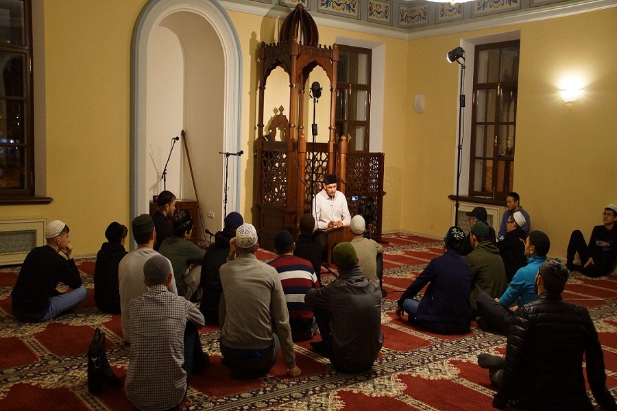 Галеевская мечеть казань. Галеевская мечеть. Галеевская мечеть внутри. Лекция в мечети.