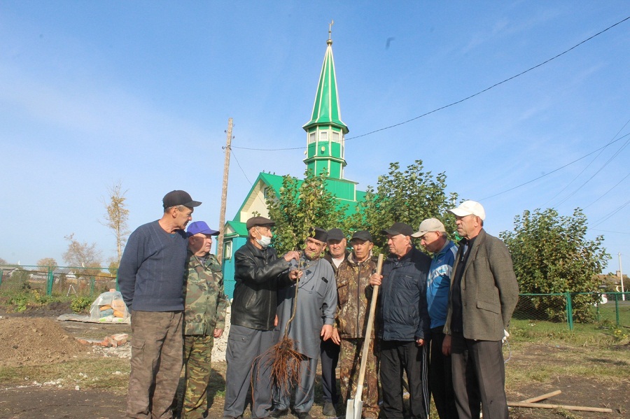 На территории мечети села Новое Дрожжаное провели посадку деревьев