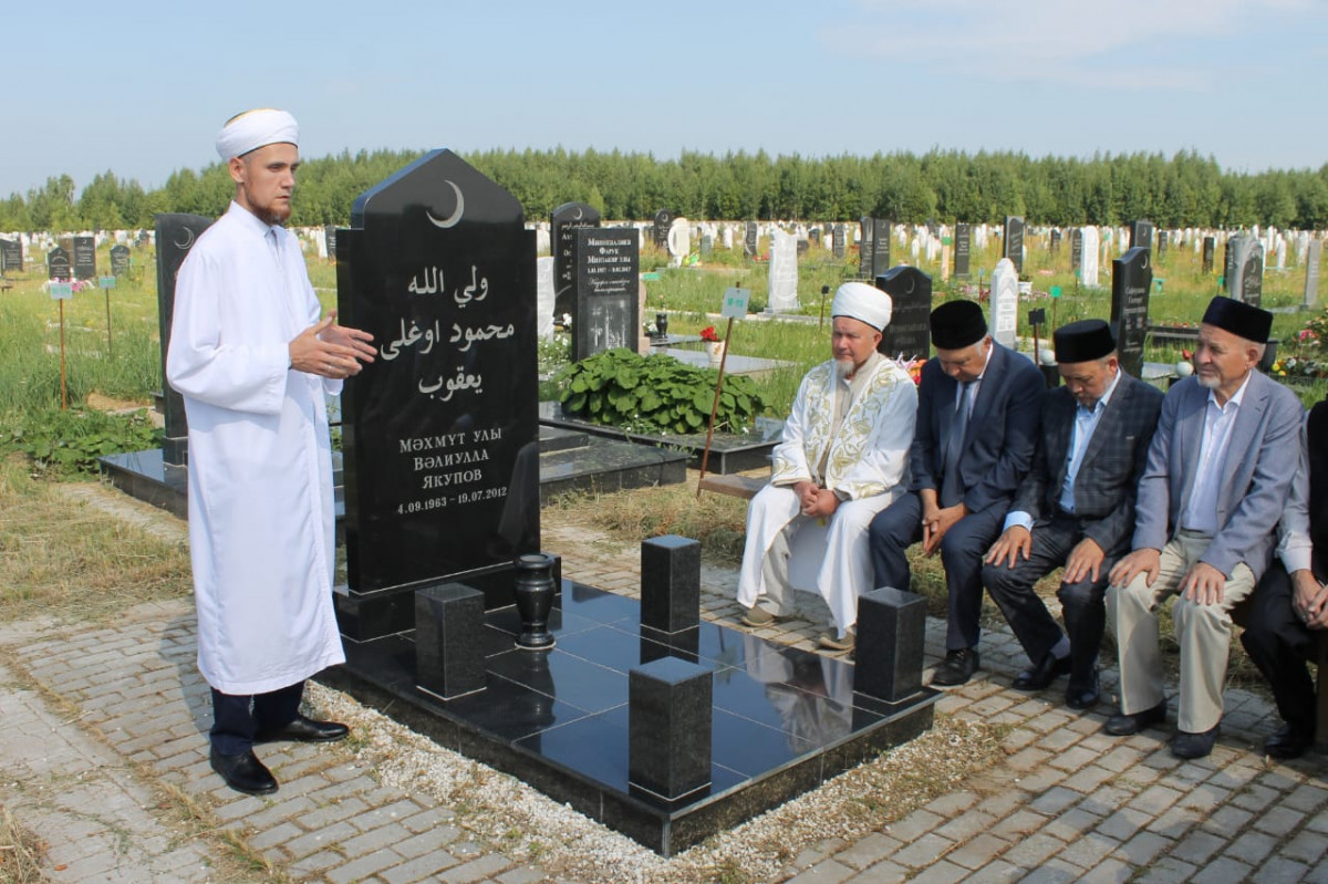 Похороненные ханы. Похороны Валиуллы Якупова. Захоронение мусульман. Могила по мусульмански.