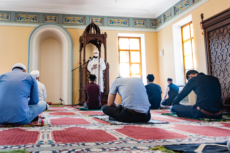Намаз в исфаре. Джумма нампз мечете в гроз. Намаз около мечети в Нальчике. Мусульмане в мечети. Молитва в мечети.
