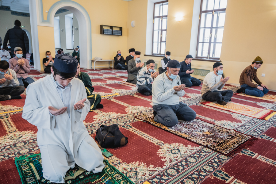 Начать молиться мусульманину. Мусульманин молится. Мусульмане в мечети. Верующие в мечети. Молитва мусульман.