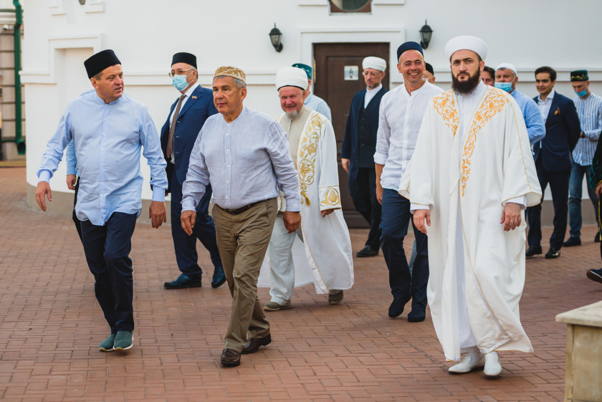Ураза байрам 2024 челны. Курбан байрам мечеть в Казани. Дум РТ Галеевская мечеть хазрат. Курбан-байрам в карани.